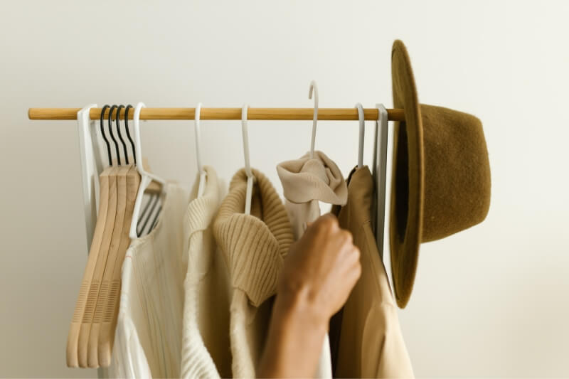 Colgar la ropa en perchas de la manera correcta